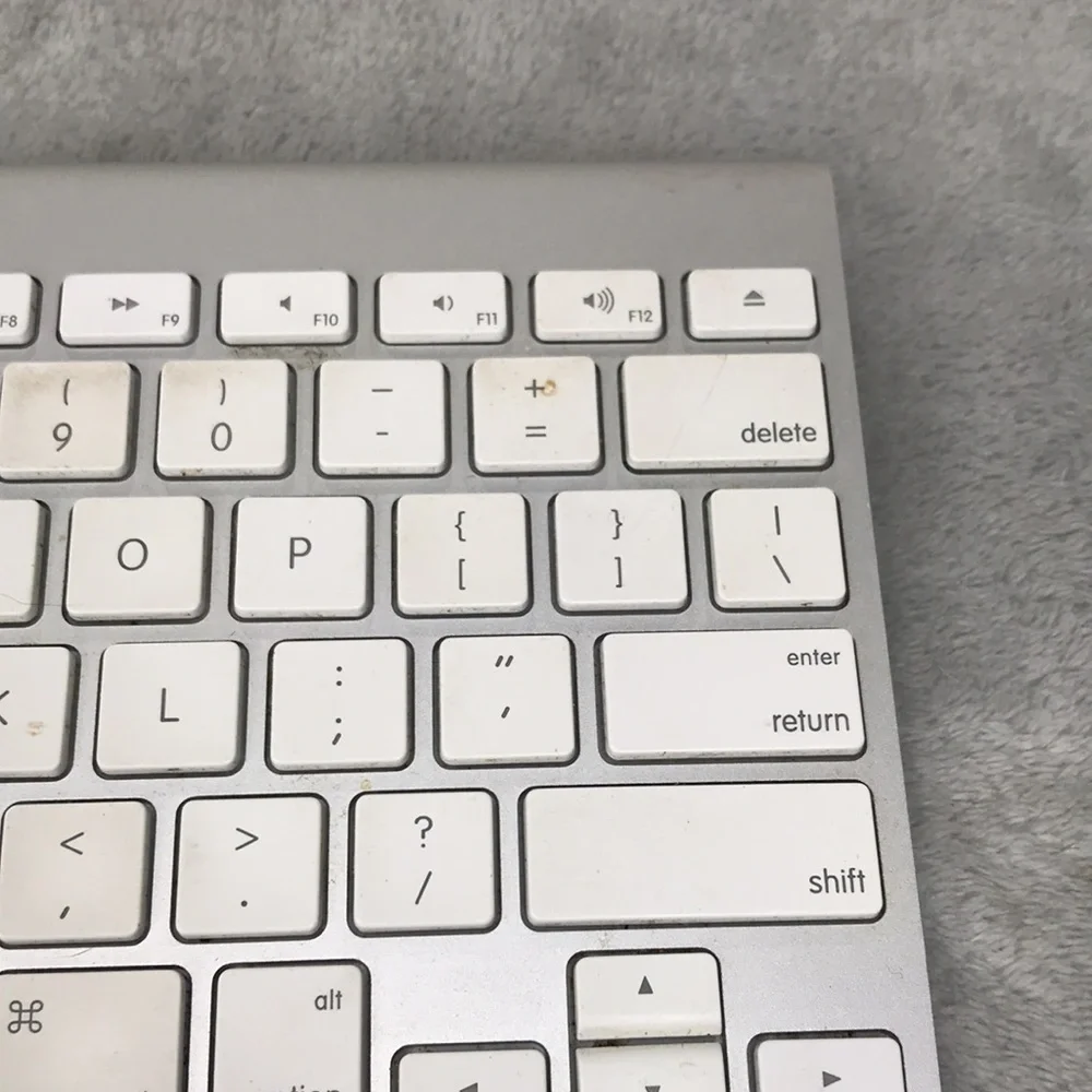 Apple Wireless Bluetooth Keyboard A1314 Slim With new Cover
